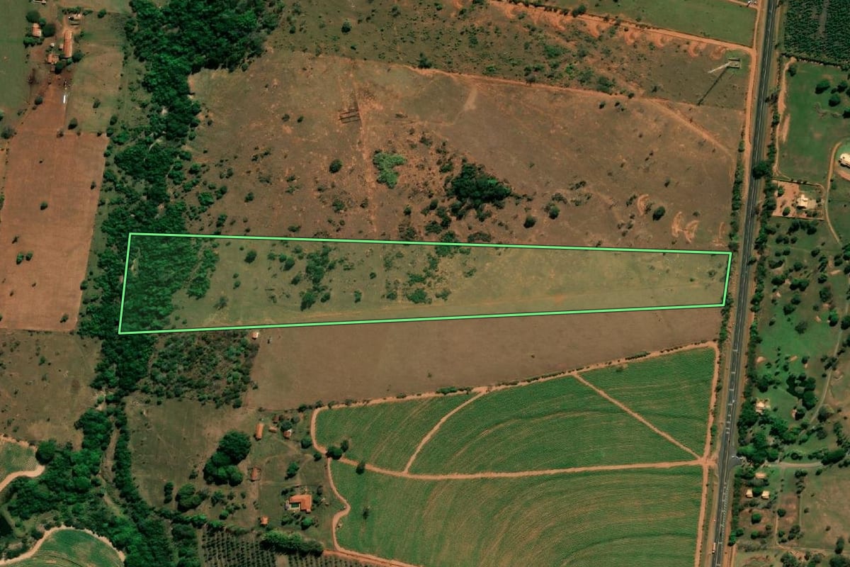 Imagem de satélite do imóvel rural em Arealva (SP), com o contorno declarado no CAR desenhado por cima.