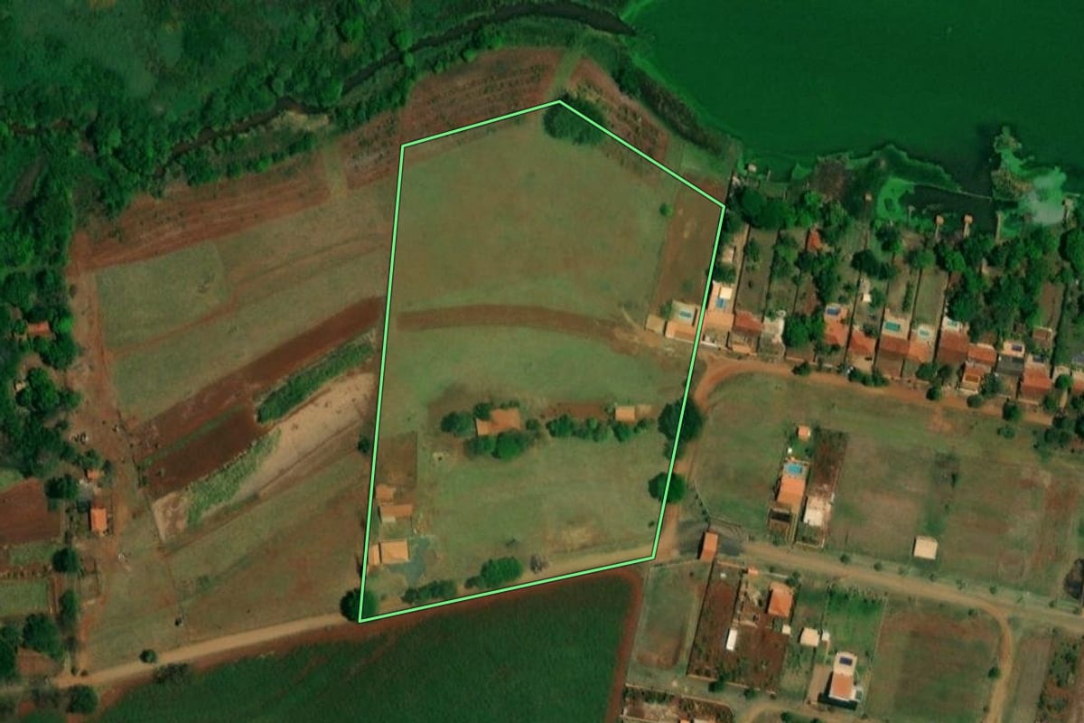 Imagem de satélite do imóvel rural em Arealva (SP), com o contorno declarado no CAR desenhado por cima.