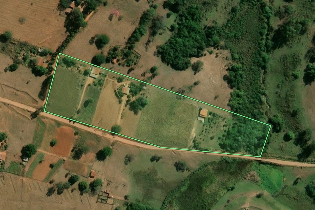 Imagem de satélite do imóvel rural em Arealva (SP), com o contorno declarado no CAR desenhado por cima.