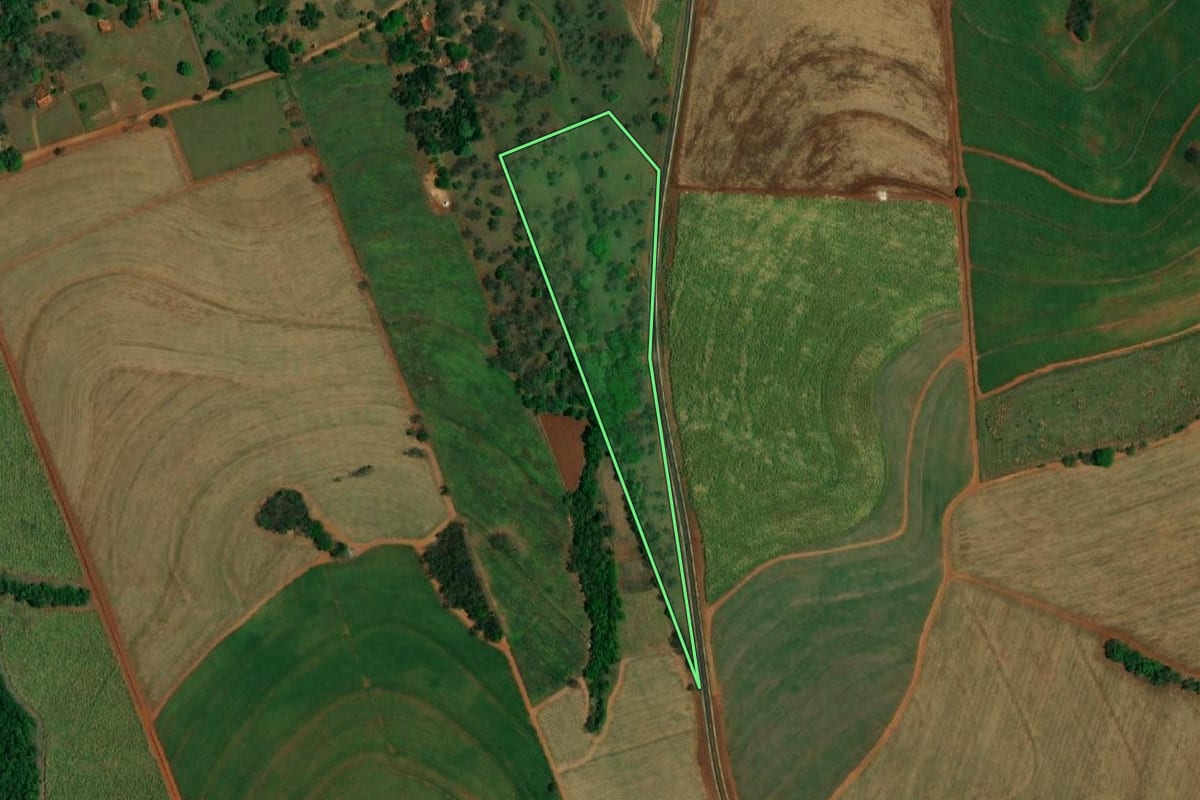 Imagem de satélite do imóvel rural em Arealva (SP), com o contorno declarado no CAR desenhado por cima.