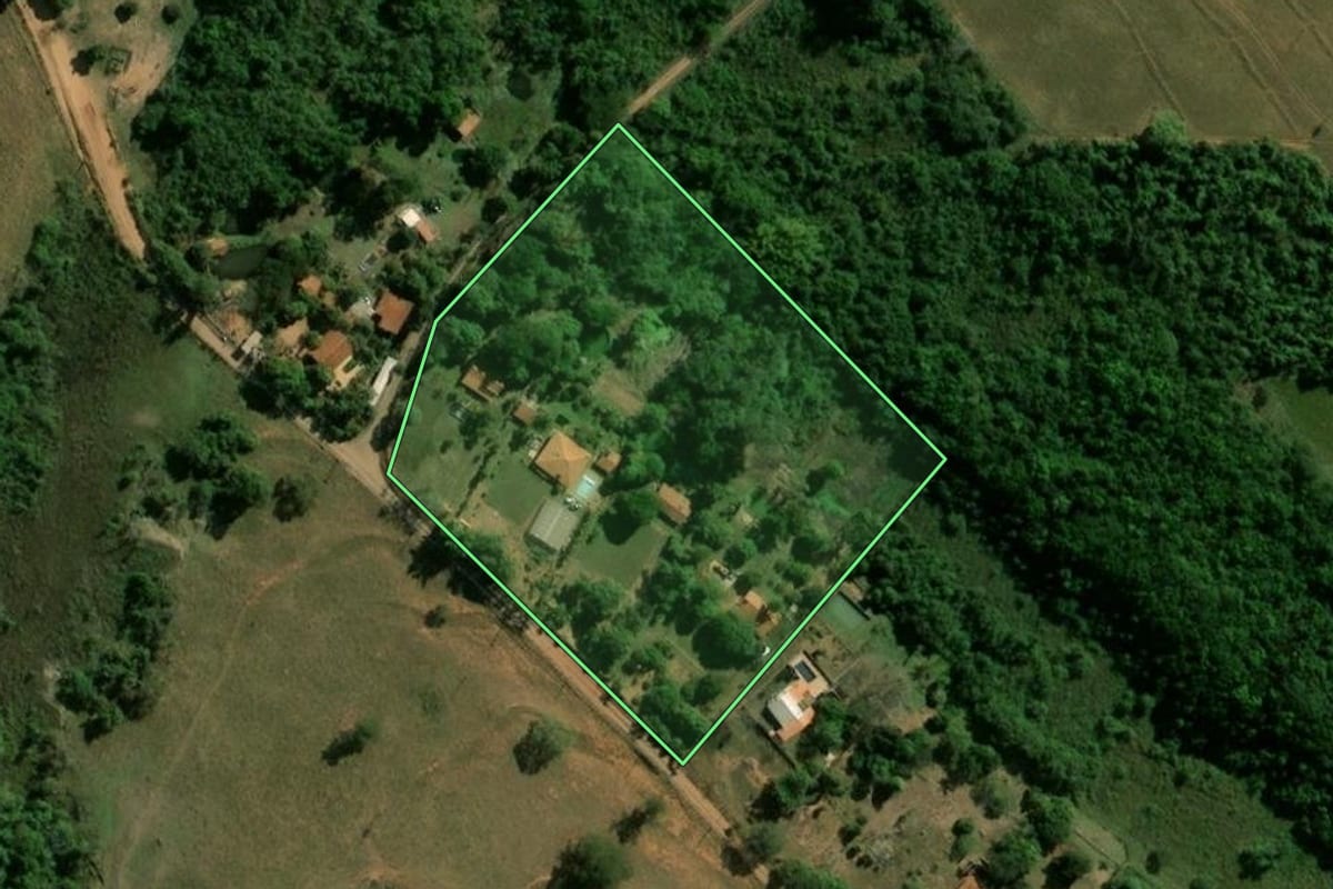 Imagem de satélite do imóvel rural em Arealva (SP), com o contorno declarado no CAR desenhado por cima.