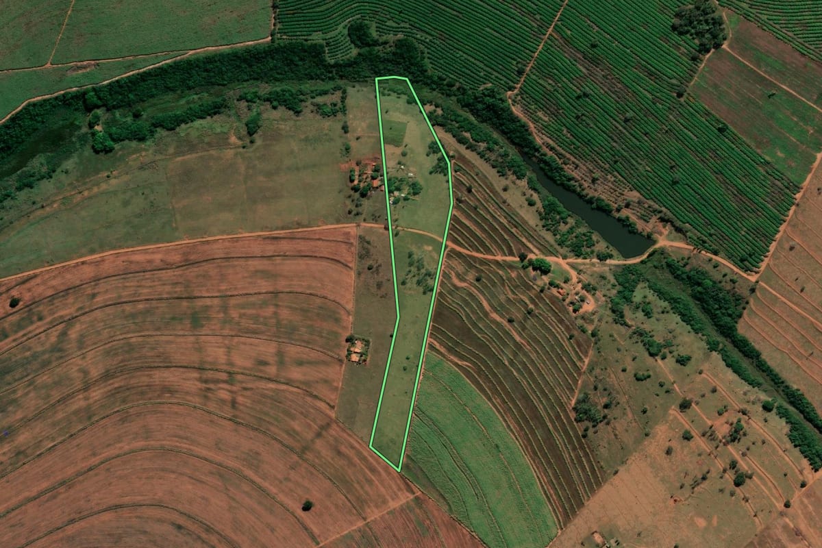 Imagem de satélite do imóvel rural em Arealva (SP), com o contorno declarado no CAR desenhado por cima.