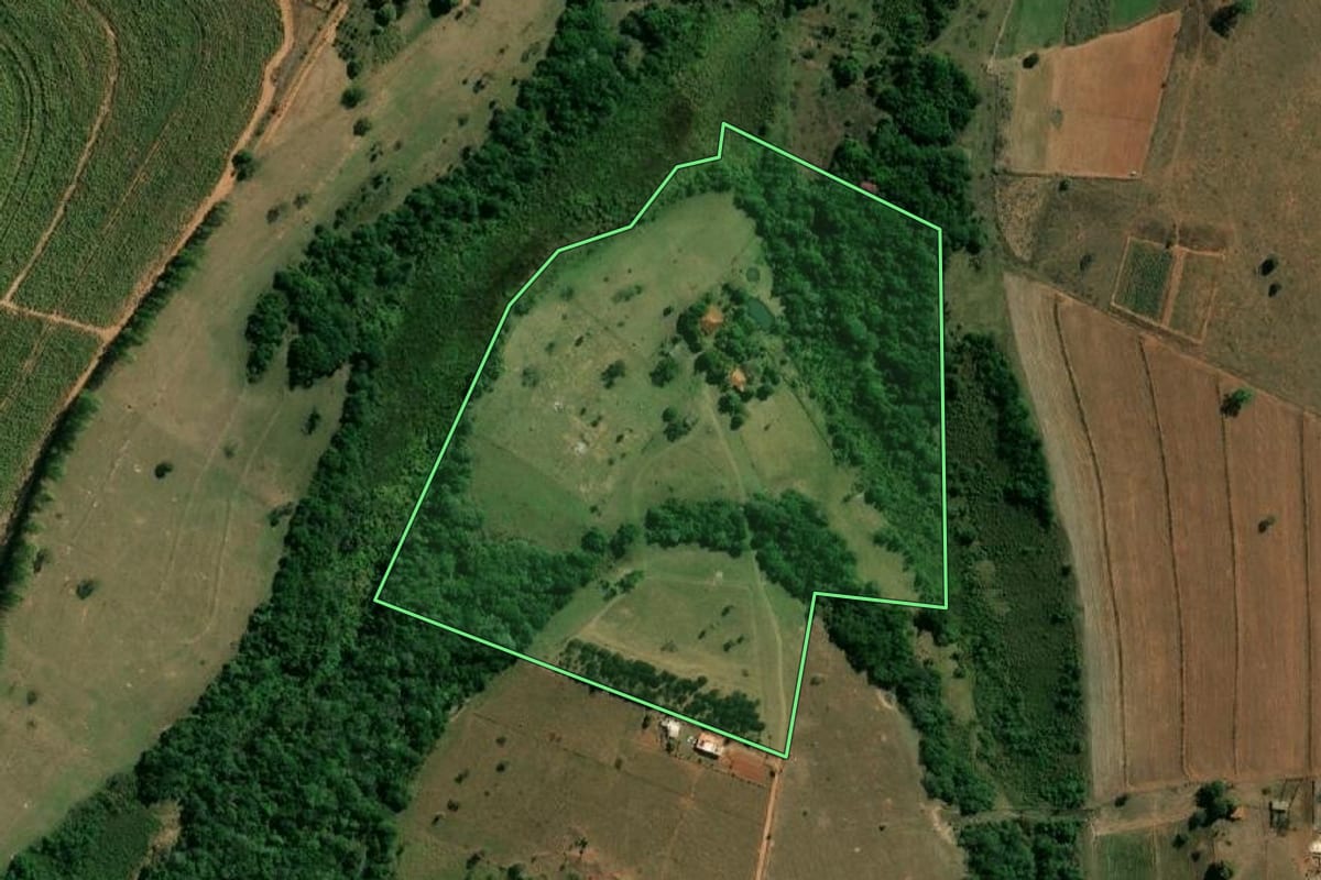 Imagem de satélite do imóvel rural em Arealva (SP), com o contorno declarado no CAR desenhado por cima.