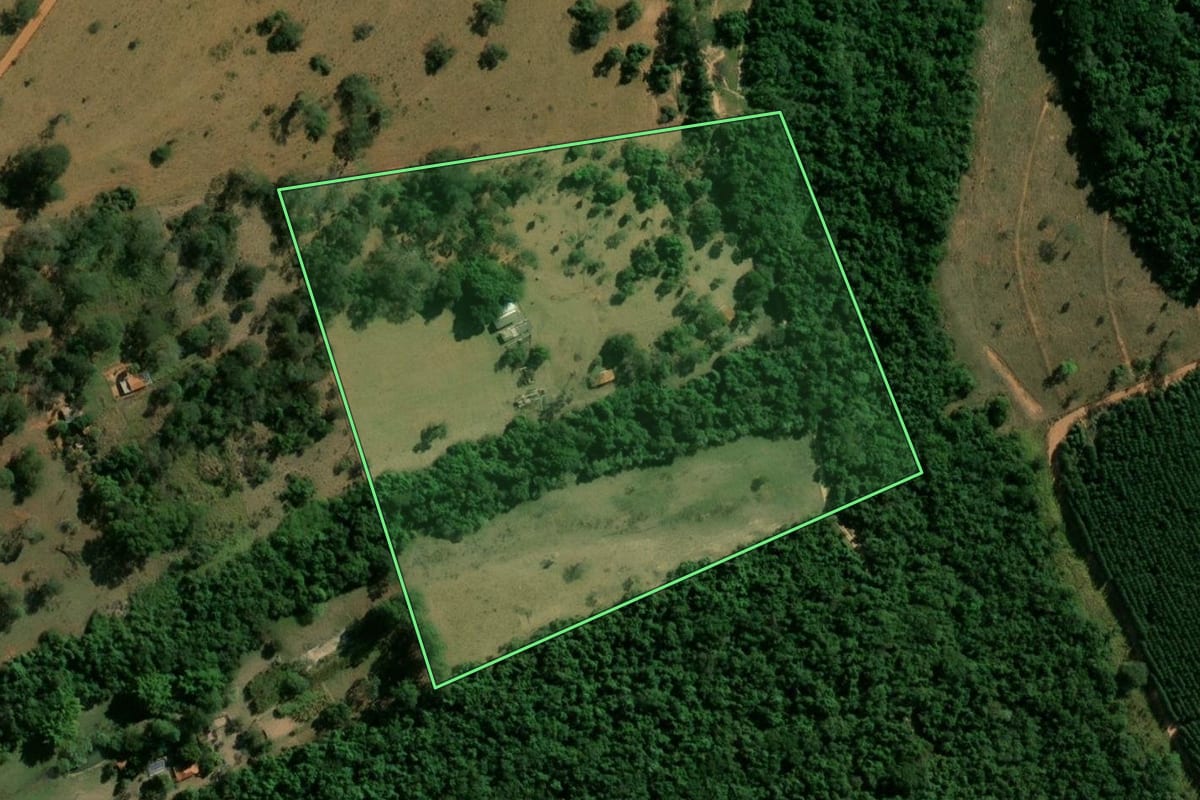 Imagem de satélite do imóvel rural em Arealva (SP), com o contorno declarado no CAR desenhado por cima.