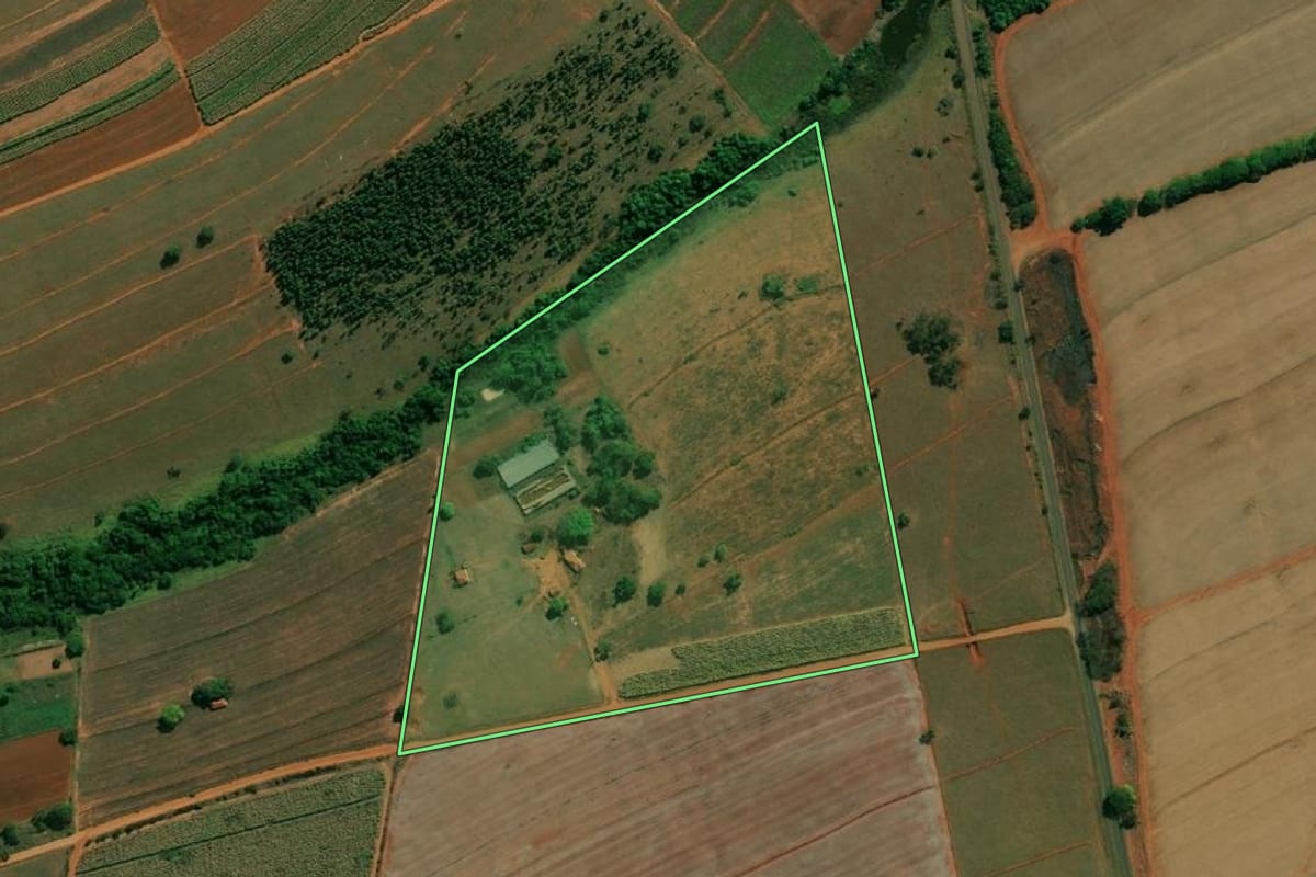 Imagem de satélite do imóvel rural em Arealva (SP), com o contorno declarado no CAR desenhado por cima.