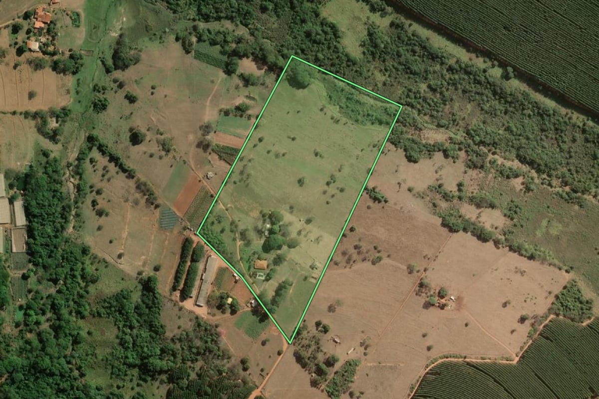 Imagem de satélite do imóvel rural em Arealva (SP), com o contorno declarado no CAR desenhado por cima.