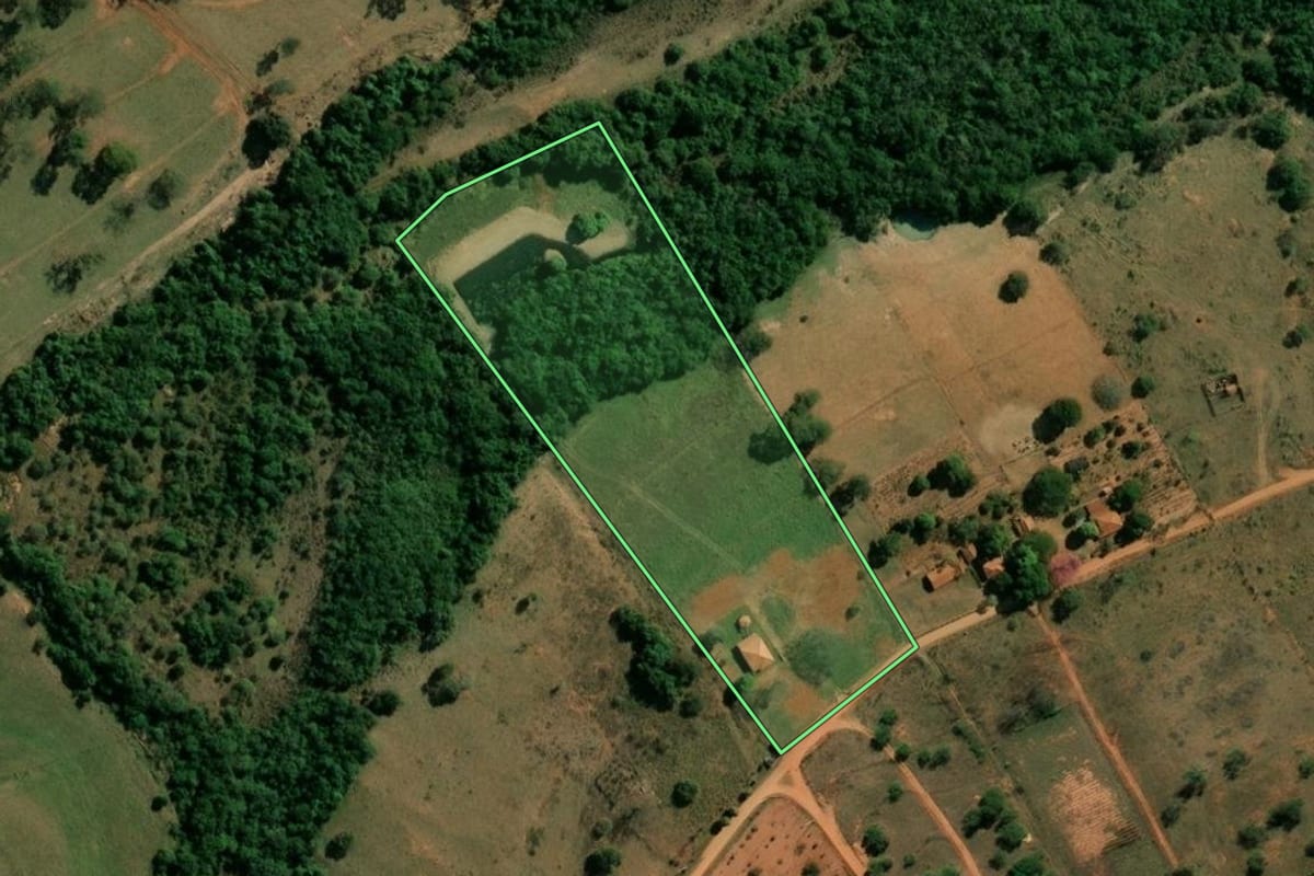 Imagem de satélite do imóvel rural em Arealva (SP), com o contorno declarado no CAR desenhado por cima.