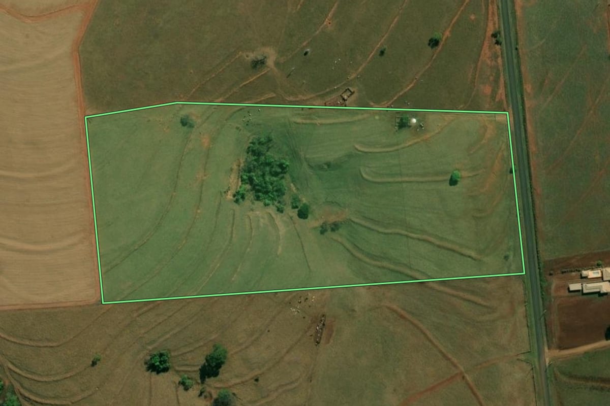 Imagem de satélite do imóvel rural em Arealva (SP), com o contorno declarado no CAR desenhado por cima.