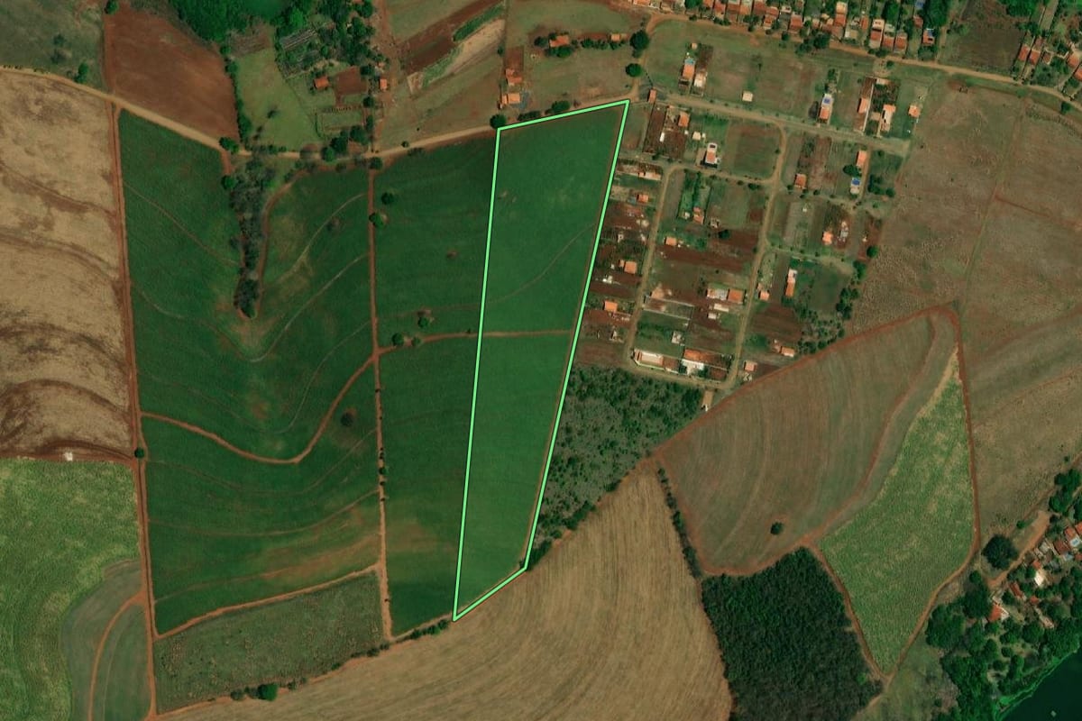 Imagem de satélite do imóvel rural em Arealva (SP), com o contorno declarado no CAR desenhado por cima.