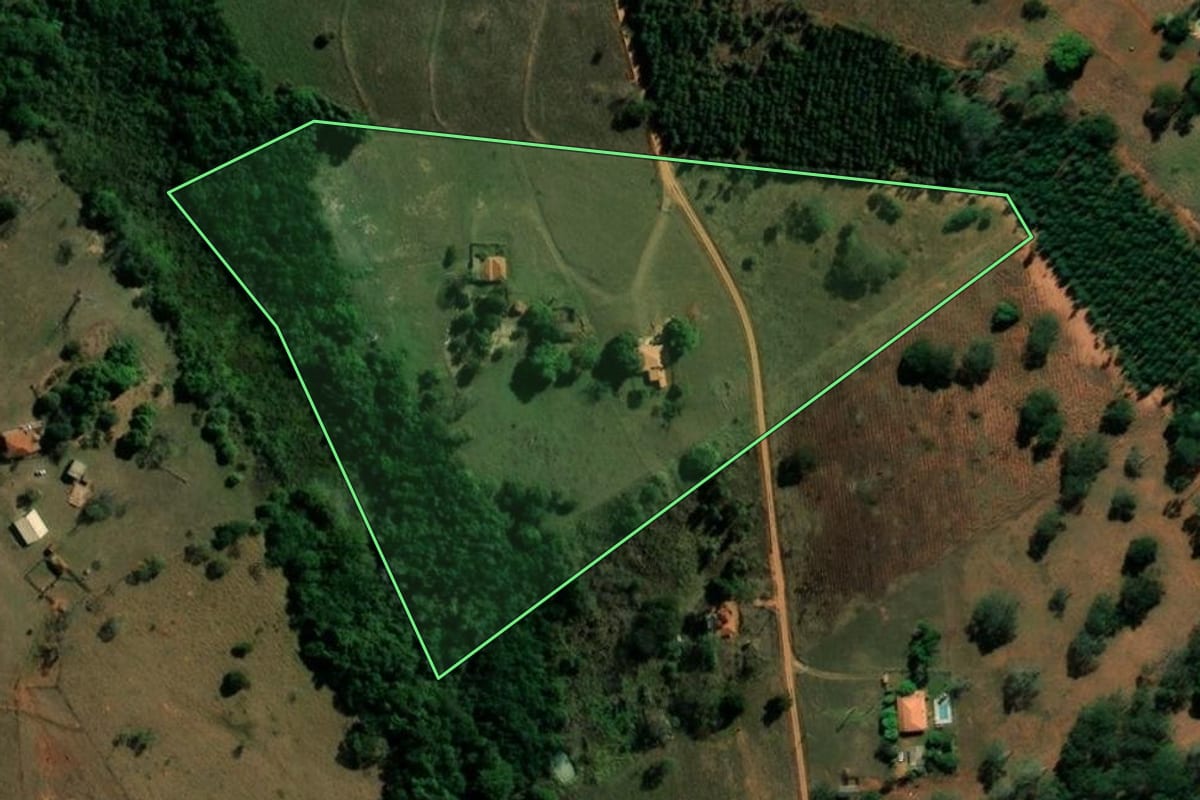 Imagem de satélite do imóvel rural em Arealva (SP), com o contorno declarado no CAR desenhado por cima.