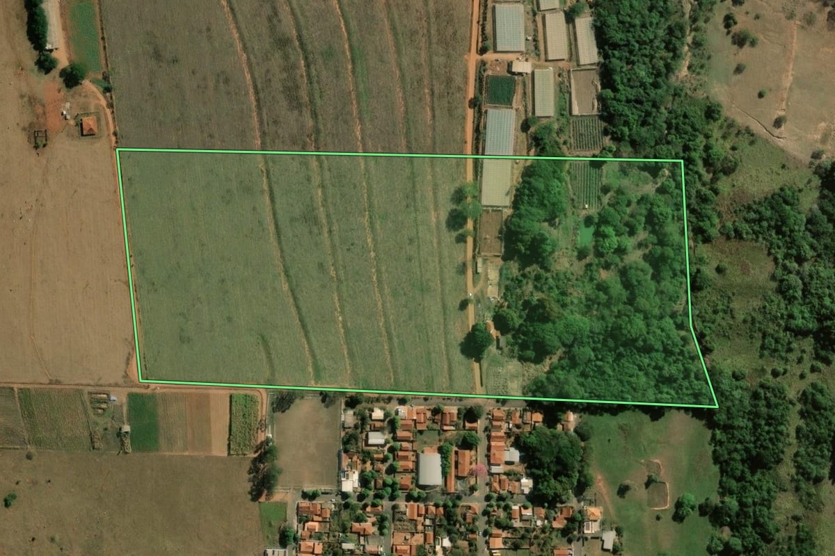 Imagem de satélite do imóvel rural em Arealva (SP), com o contorno declarado no CAR desenhado por cima.