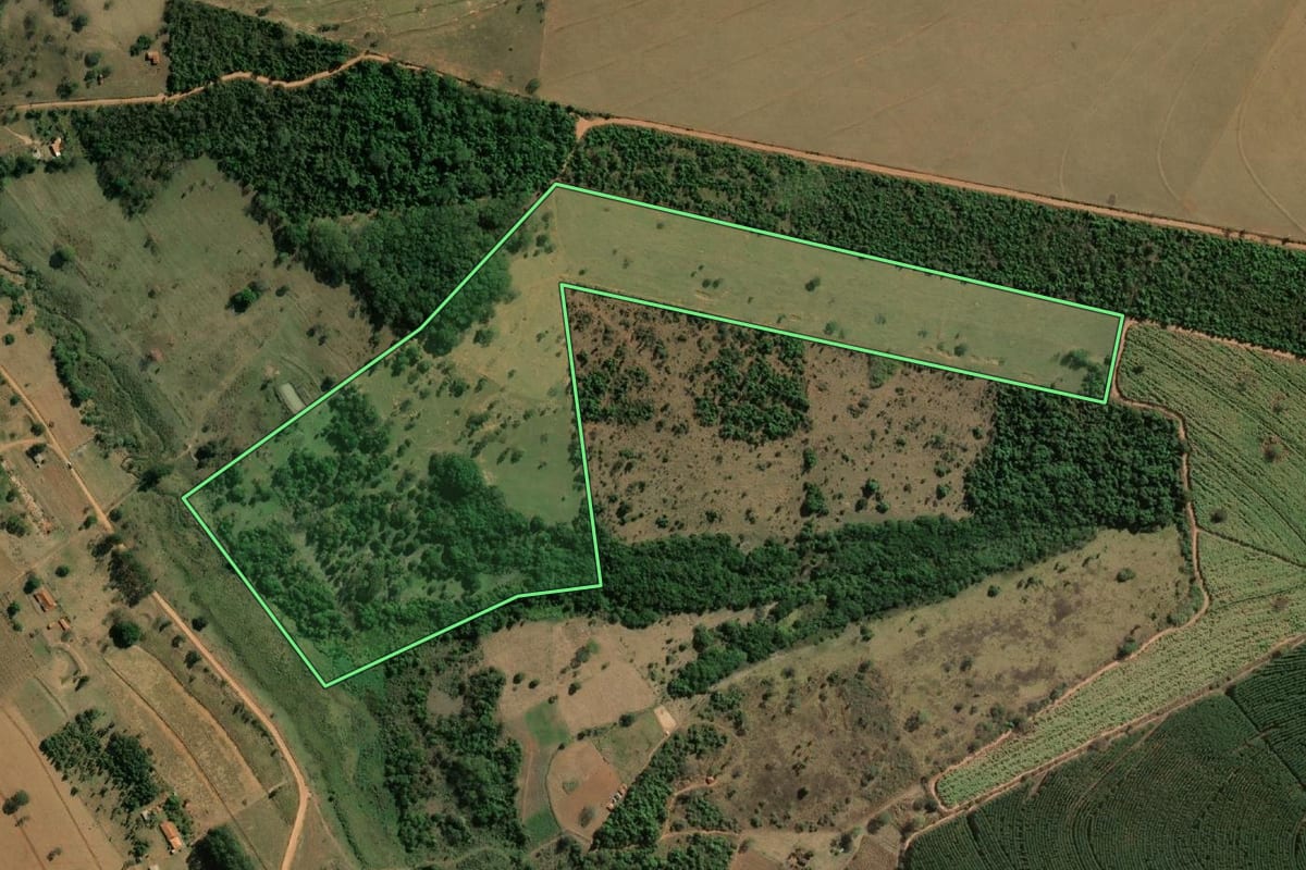 Imagem de satélite do imóvel rural em Arealva (SP), com o contorno declarado no CAR desenhado por cima.