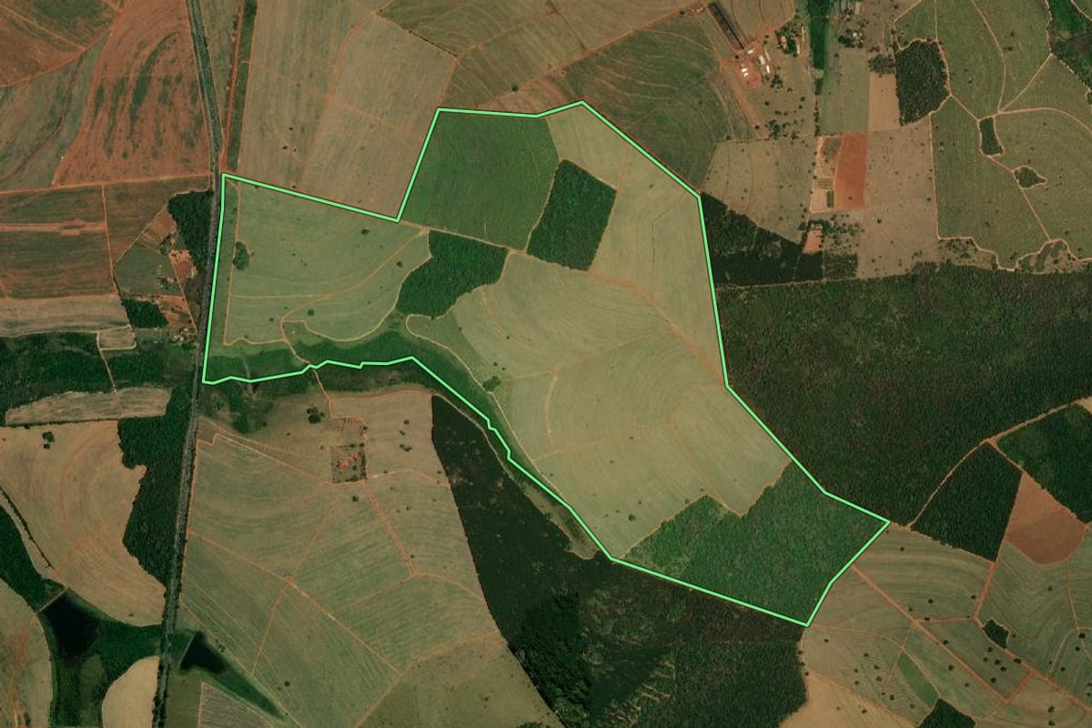 Imagem de satélite do imóvel rural em Iacanga (SP), com o contorno declarado no CAR desenhado por cima.