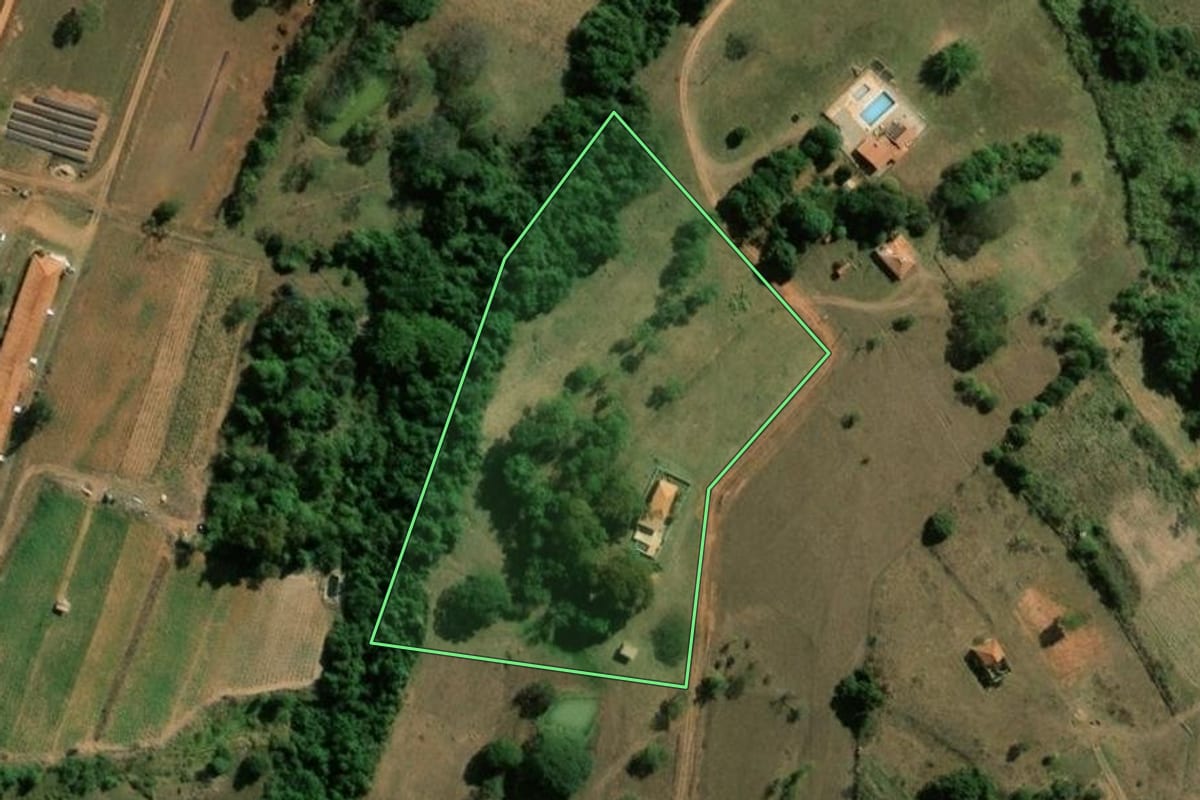Imagem de satélite do imóvel rural em Arealva (SP), com o contorno declarado no CAR desenhado por cima.