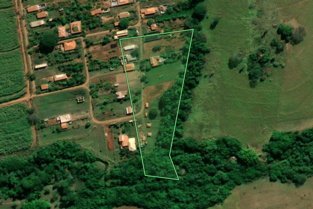 Imagem de satélite do imóvel rural em Arealva (SP), com o contorno declarado no CAR desenhado por cima.