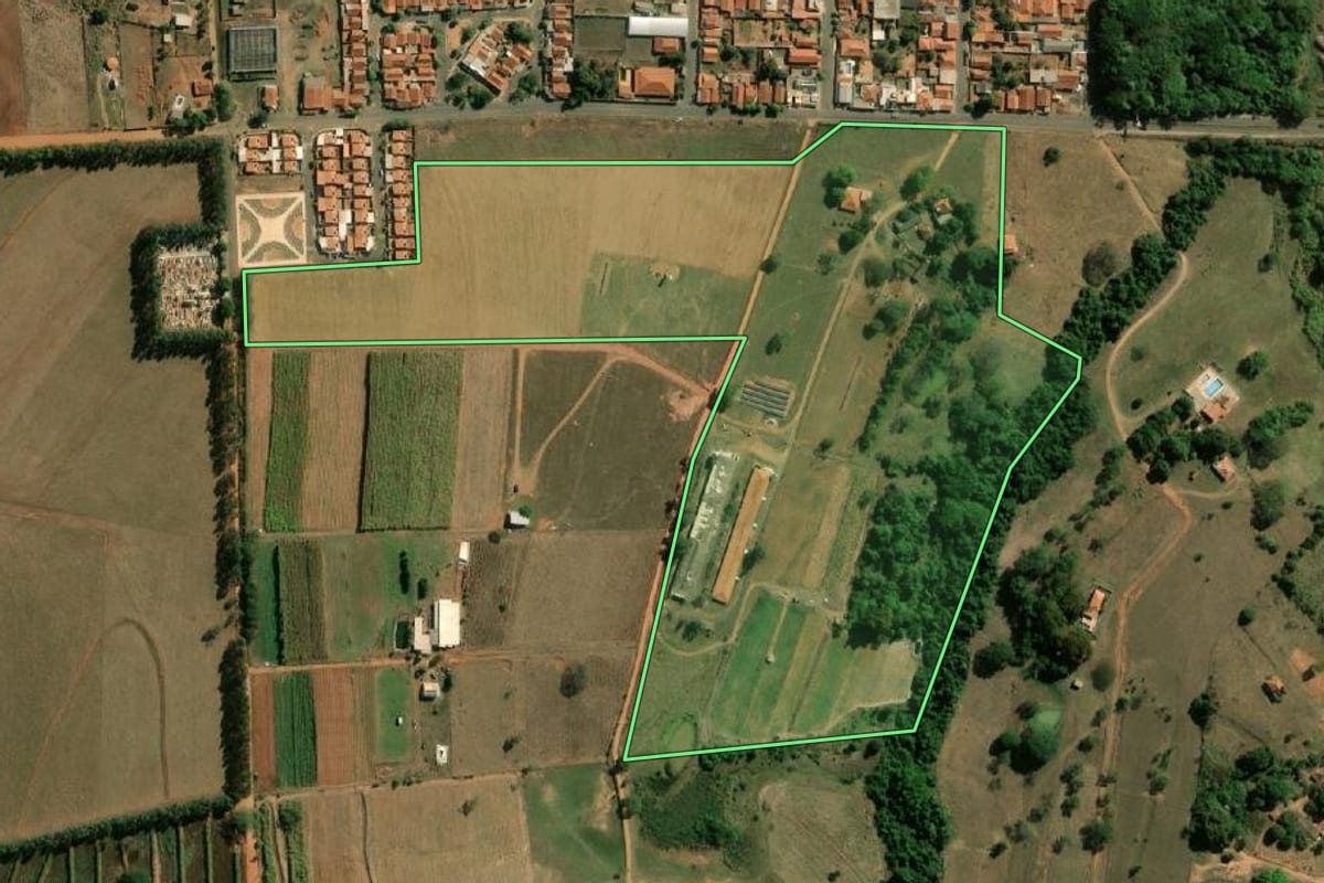 Imagem de satélite do imóvel rural em Arealva (SP), com o contorno declarado no CAR desenhado por cima.