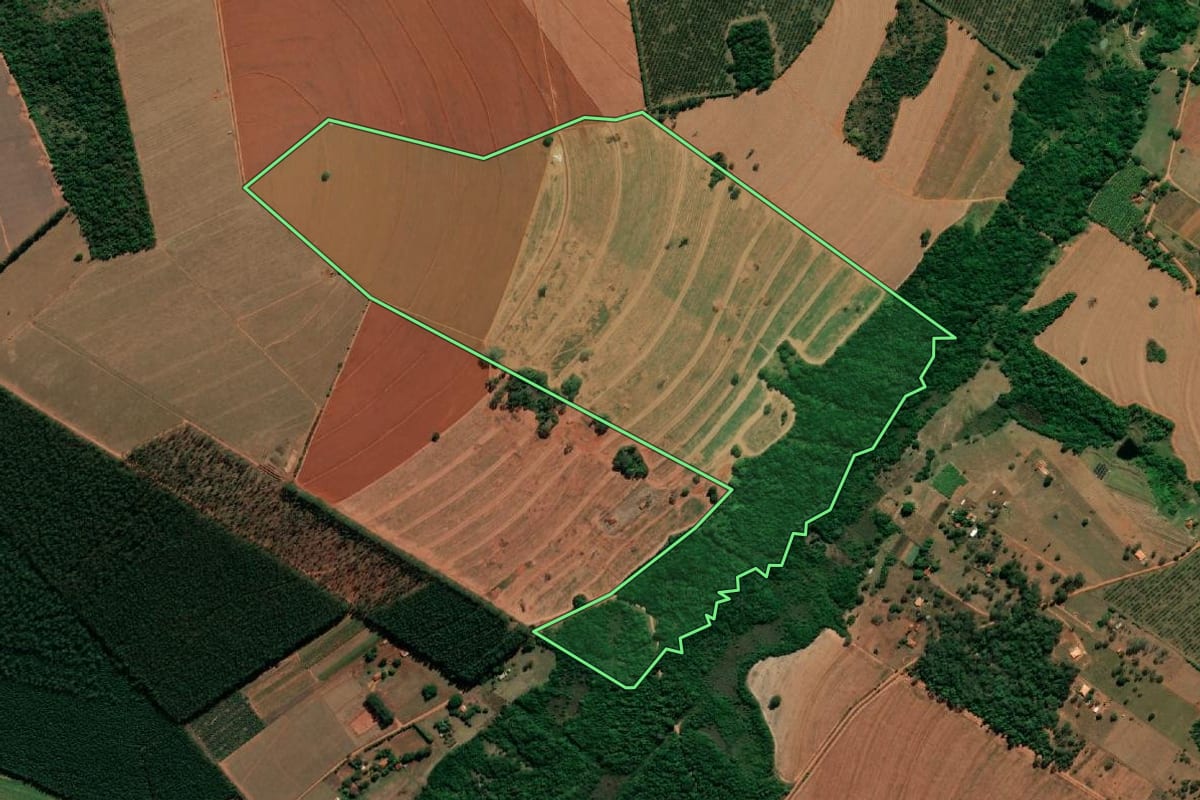 Imagem de satélite do imóvel rural em Arealva (SP), com o contorno declarado no CAR desenhado por cima.