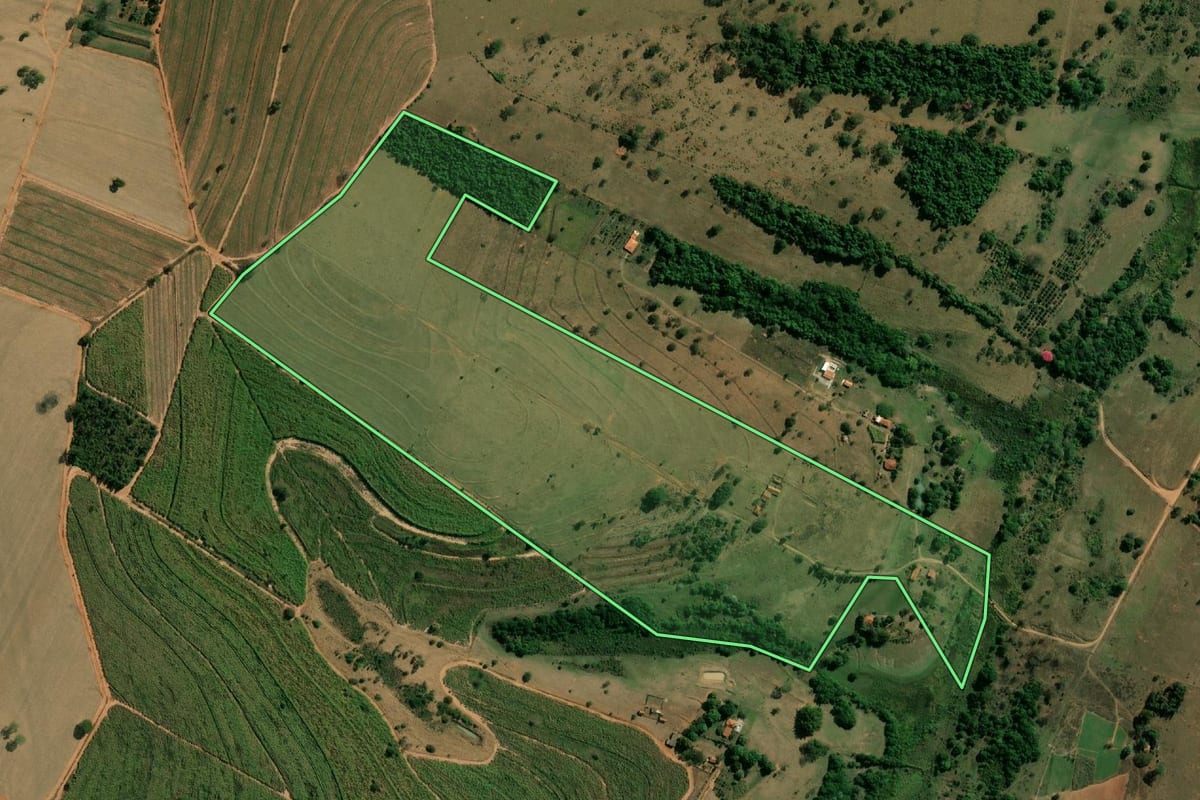 Imagem de satélite do imóvel rural em Arealva (SP), com o contorno declarado no CAR desenhado por cima.