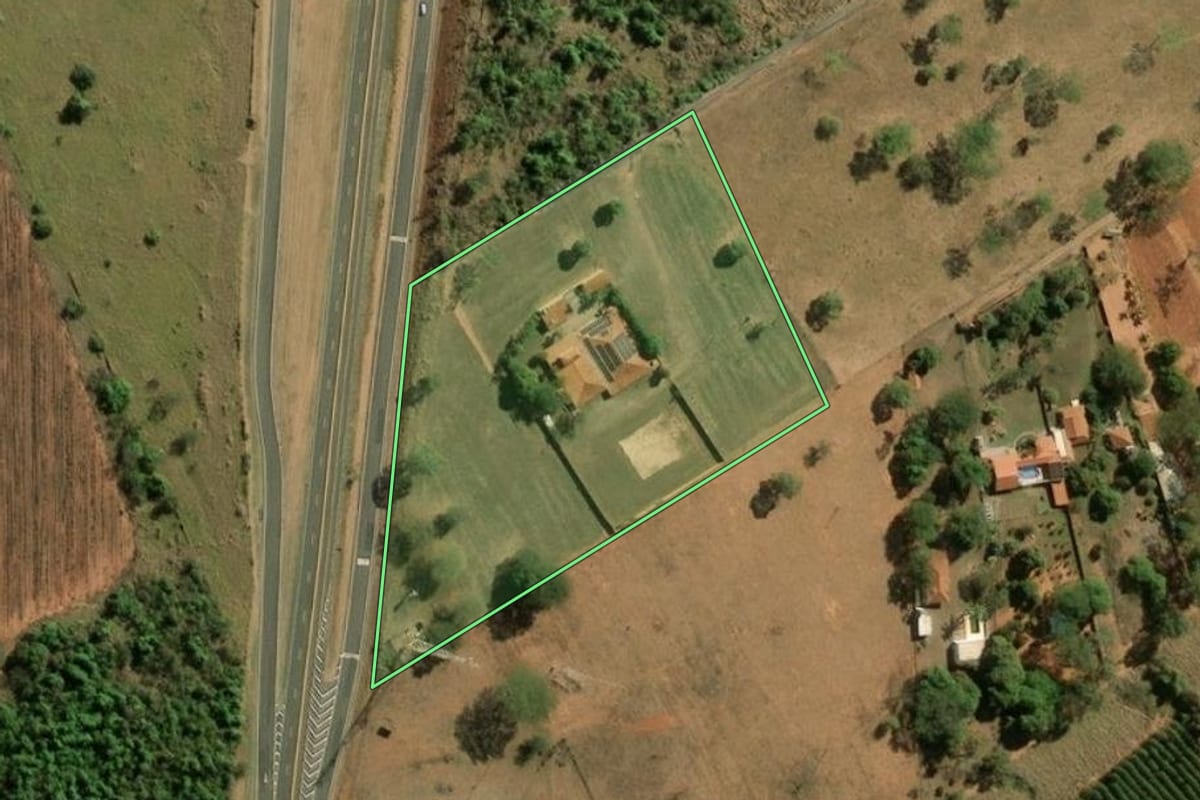 Imagem de satélite do imóvel rural em Arealva (SP), com o contorno declarado no CAR desenhado por cima.