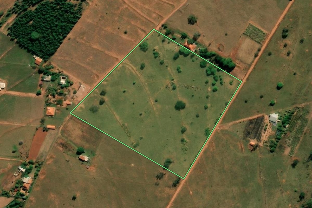 Imagem de satélite do imóvel rural em Arealva (SP), com o contorno declarado no CAR desenhado por cima.