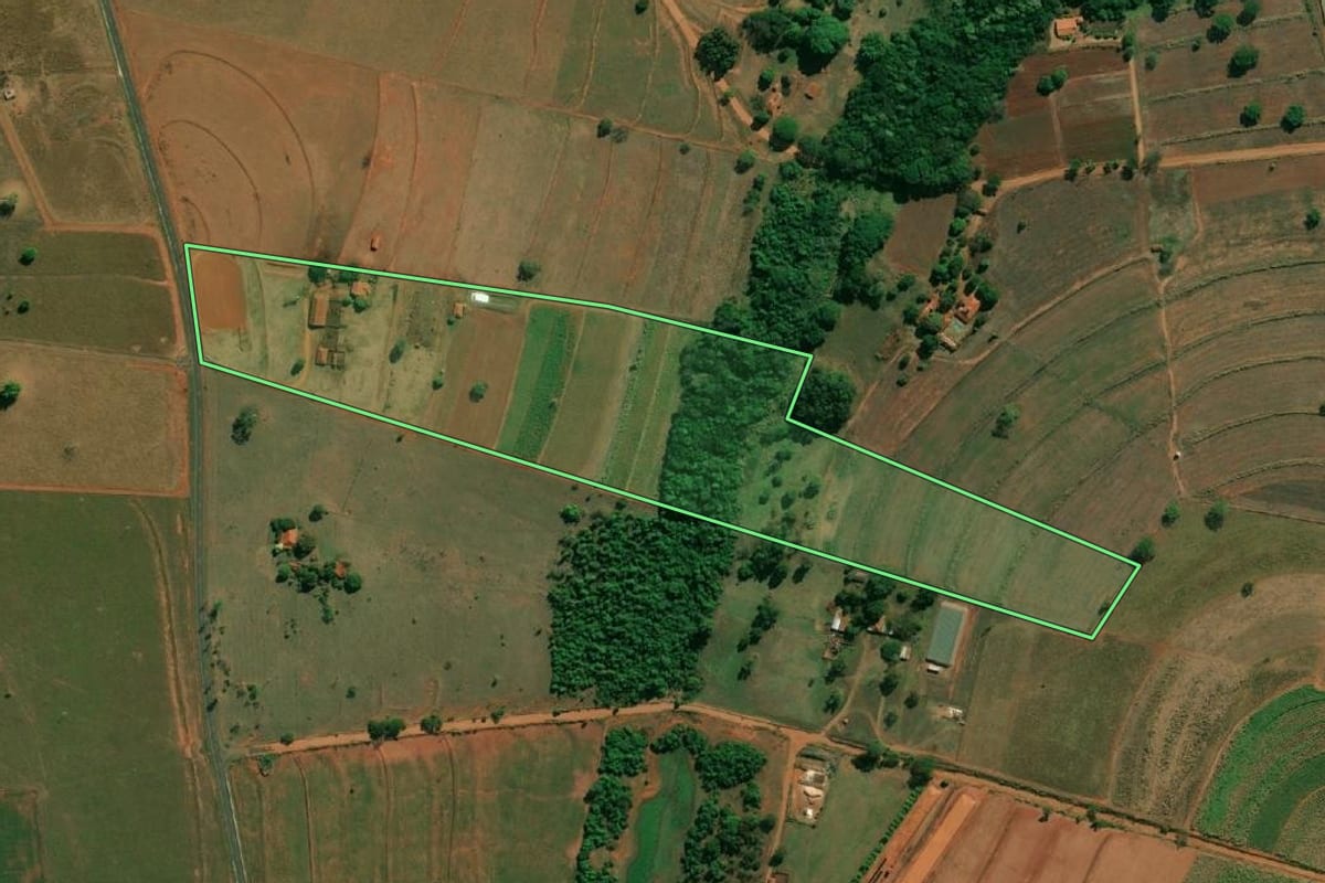 Imagem de satélite do imóvel rural em Arealva (SP), com o contorno declarado no CAR desenhado por cima.