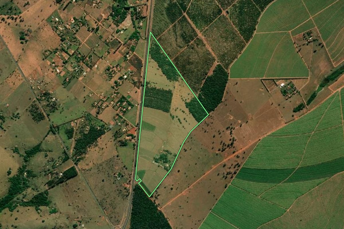 Imagem de satélite do imóvel rural em Arealva (SP), com o contorno declarado no CAR desenhado por cima.
