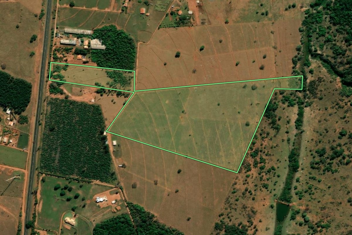 Imagem de satélite do imóvel rural em Arealva (SP), com o contorno declarado no CAR desenhado por cima.