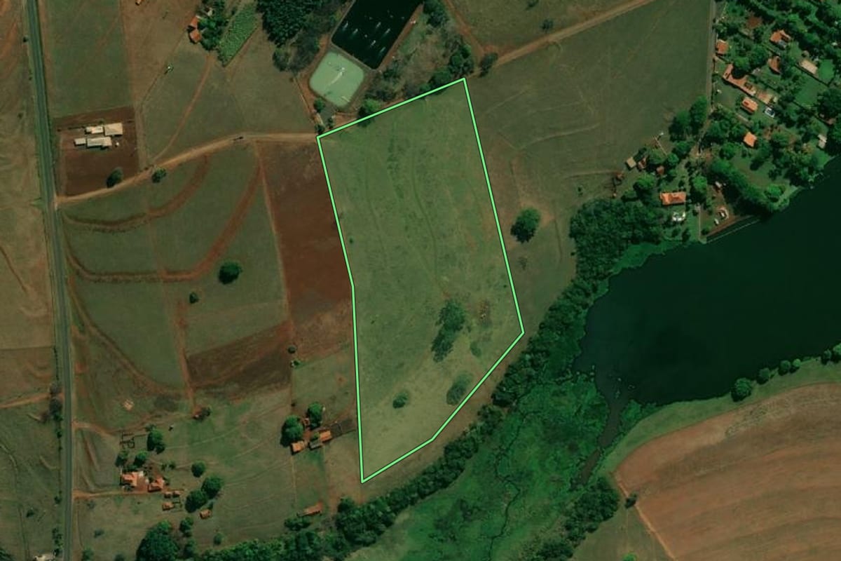 Imagem de satélite do imóvel rural em Arealva (SP), com o contorno declarado no CAR desenhado por cima.