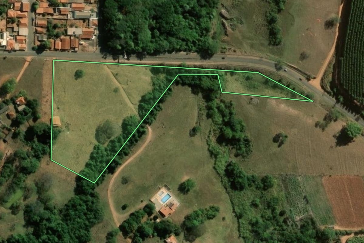 Imagem de satélite do imóvel rural em Arealva (SP), com o contorno declarado no CAR desenhado por cima.