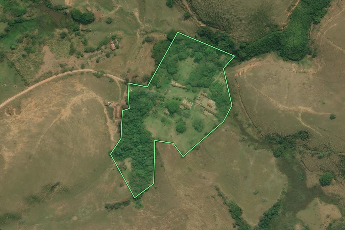 Imagem de satélite do imóvel rural em Areias (SP), com o contorno declarado no CAR desenhado por cima.