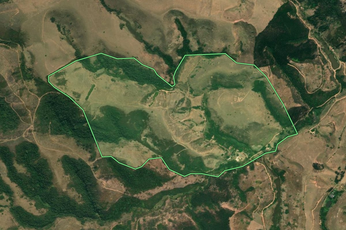 Imagem de satélite do imóvel rural em Areias (SP), com o contorno declarado no CAR desenhado por cima.