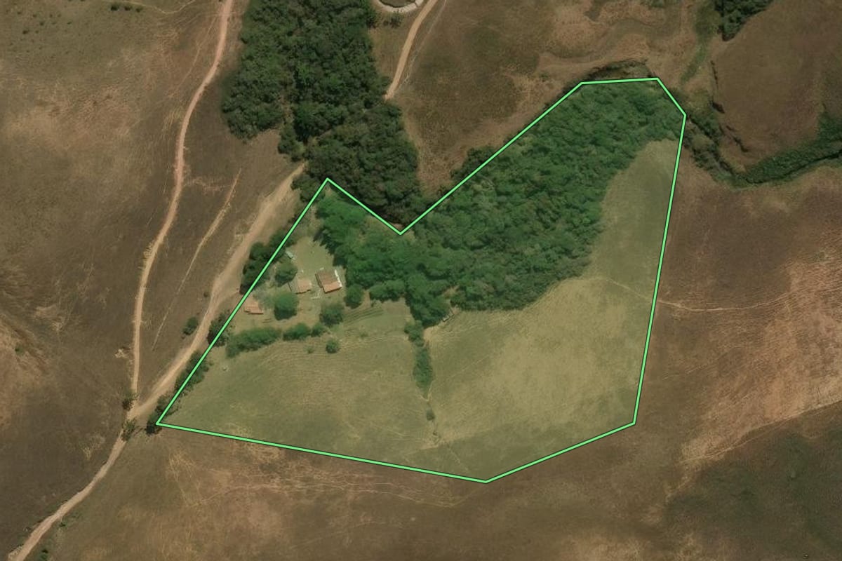 Imagem de satélite do imóvel rural em Areias (SP), com o contorno declarado no CAR desenhado por cima.