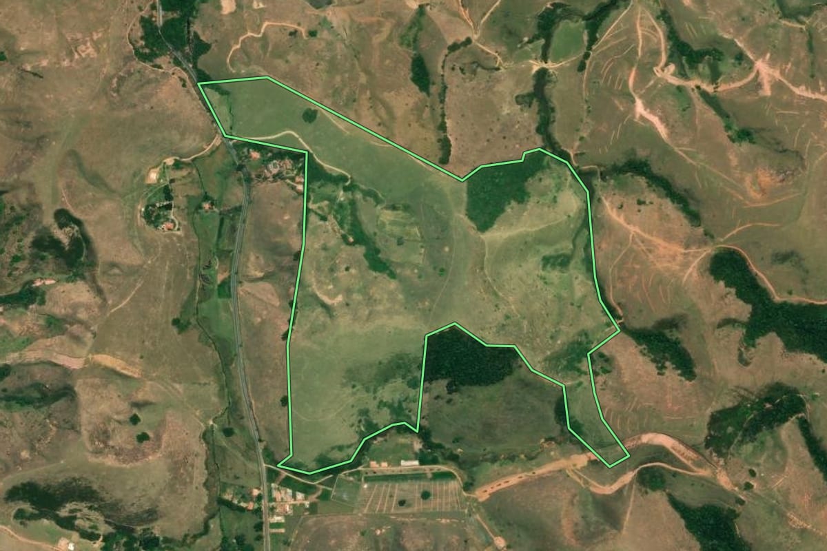 Imagem de satélite do imóvel rural em Areias (SP), com o contorno declarado no CAR desenhado por cima.
