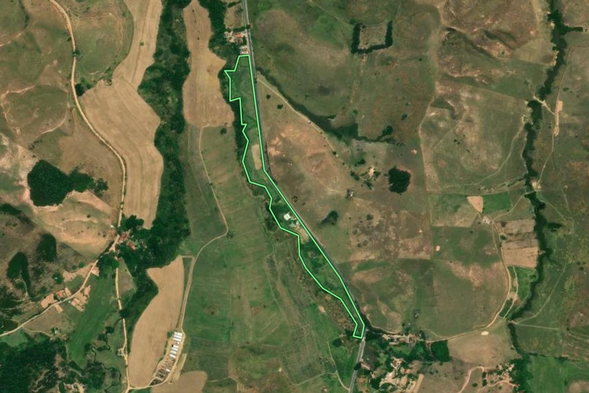 Imagem de satélite do imóvel rural em Areias (SP), com o contorno declarado no CAR desenhado por cima.