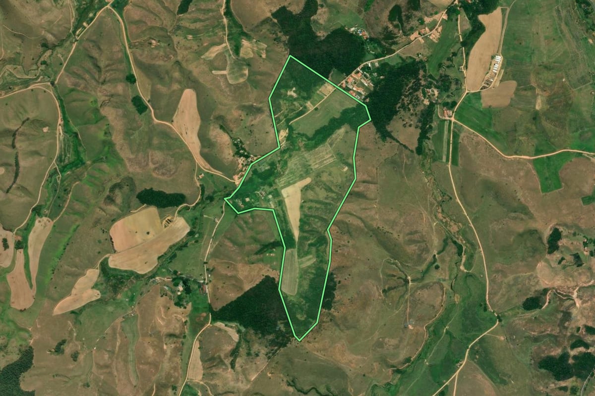 Imagem de satélite do imóvel rural em Areias (SP), com o contorno declarado no CAR desenhado por cima.