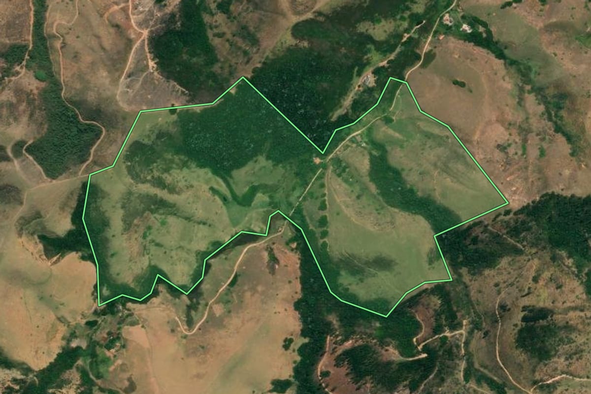 Imagem de satélite do imóvel rural em Areias (SP), com o contorno declarado no CAR desenhado por cima.