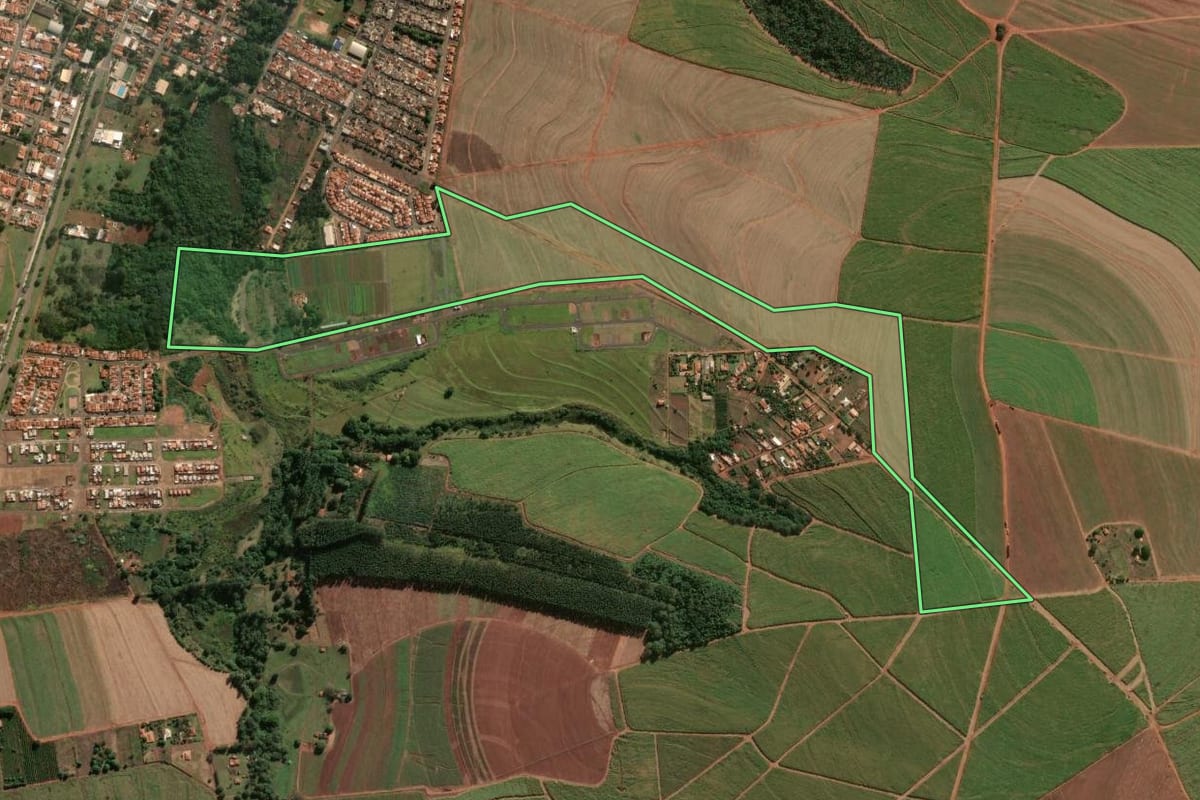 Imagem de satélite do imóvel rural em Areiópolis (SP), com o contorno declarado no CAR desenhado por cima.