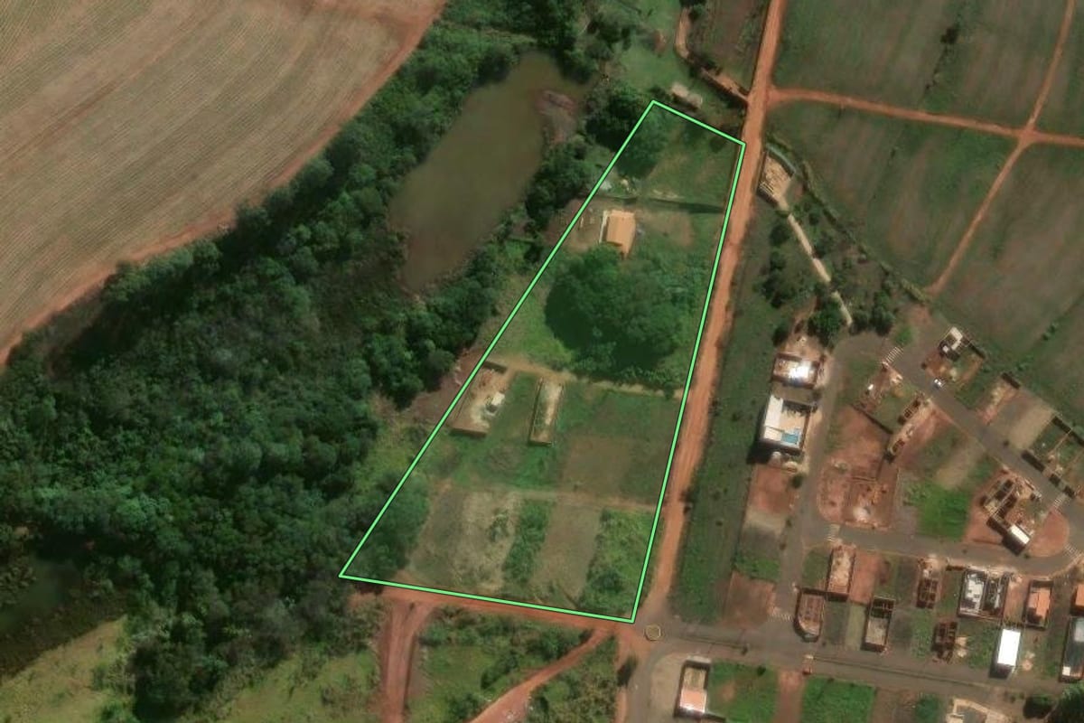 Imagem de satélite do imóvel rural em Areiópolis (SP), com o contorno declarado no CAR desenhado por cima.