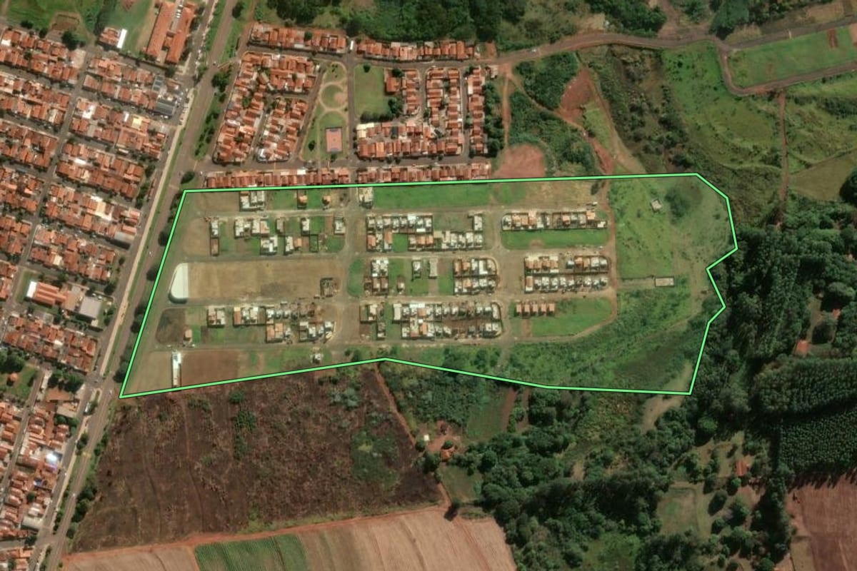 Imagem de satélite do imóvel rural em Areiópolis (SP), com o contorno declarado no CAR desenhado por cima.