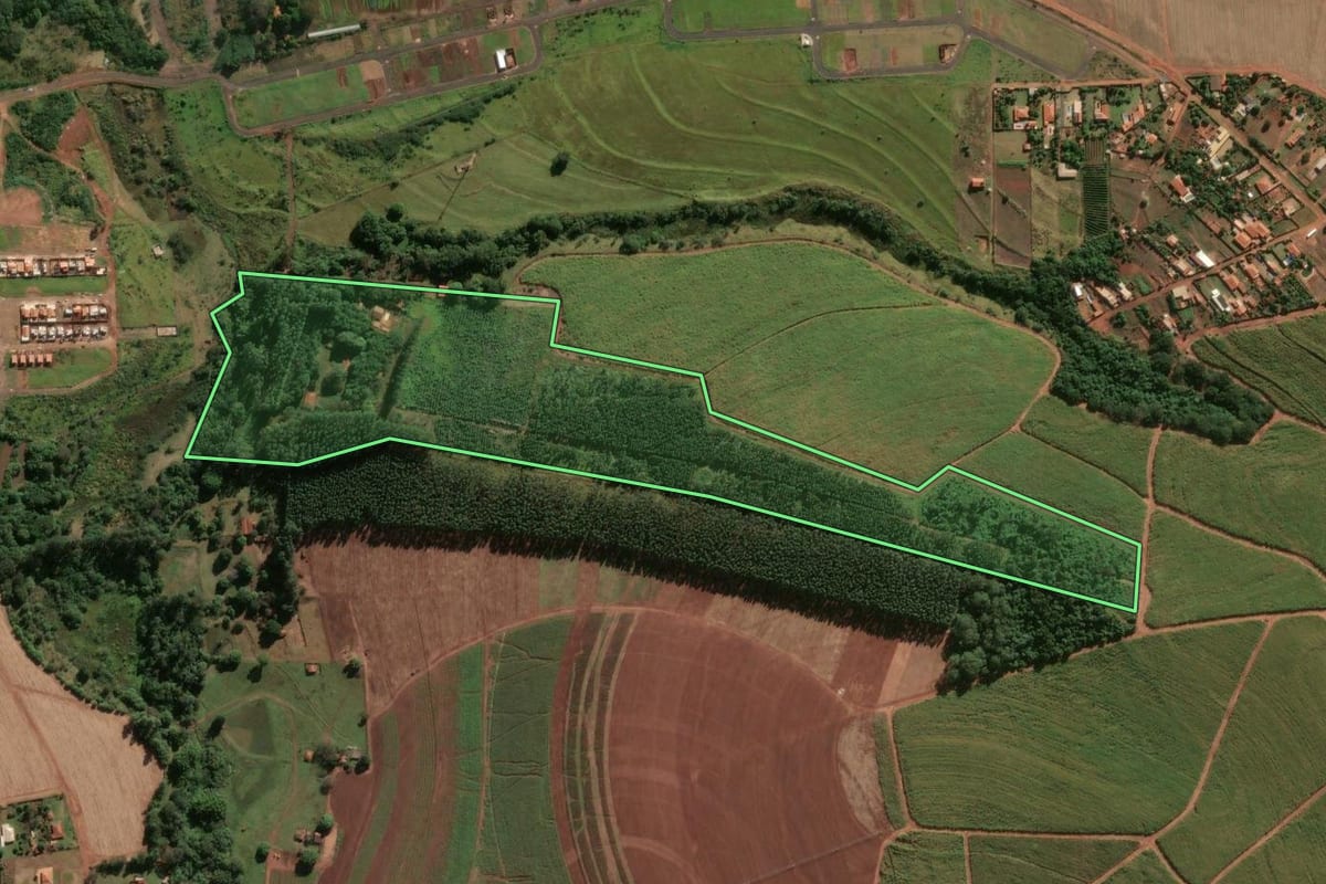 Imagem de satélite do imóvel rural em Areiópolis (SP), com o contorno declarado no CAR desenhado por cima.