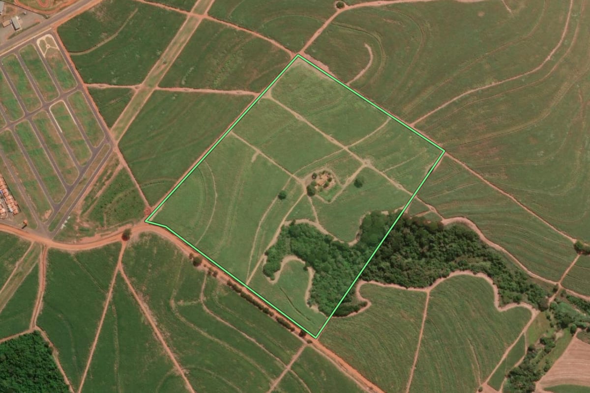 Imagem de satélite do imóvel rural em Ariranha (SP), com o contorno declarado no CAR desenhado por cima.