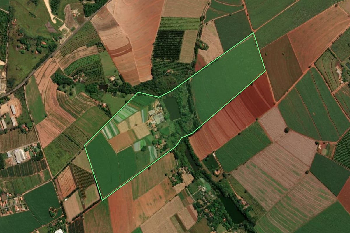 Imagem de satélite do imóvel rural em Artur Nogueira (SP), com o contorno declarado no CAR desenhado por cima.