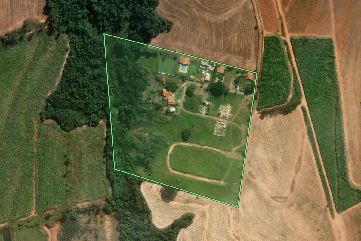 Imagem de satélite do imóvel rural em Artur Nogueira (SP), com o contorno declarado no CAR desenhado por cima.