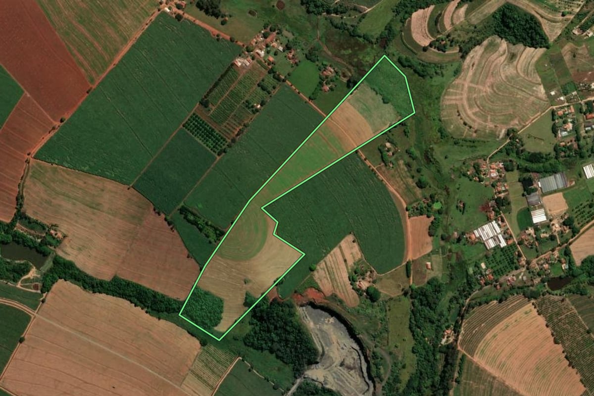 Imagem de satélite do imóvel rural em Artur Nogueira (SP), com o contorno declarado no CAR desenhado por cima.