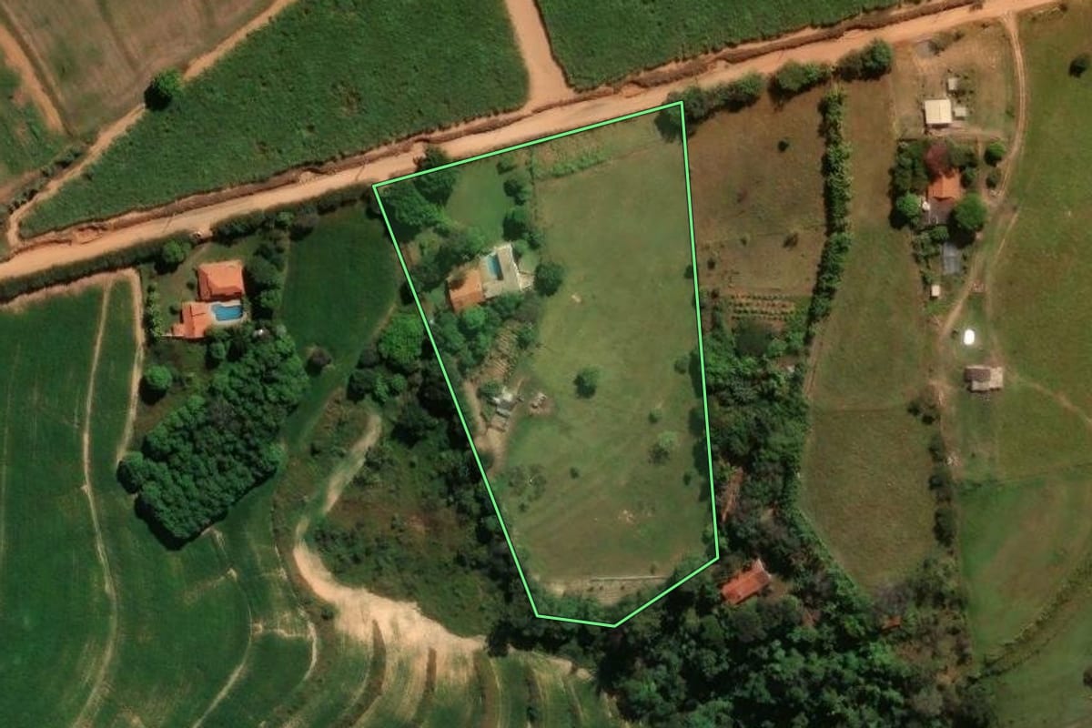 Imagem de satélite do imóvel rural em Artur Nogueira (SP), com o contorno declarado no CAR desenhado por cima.
