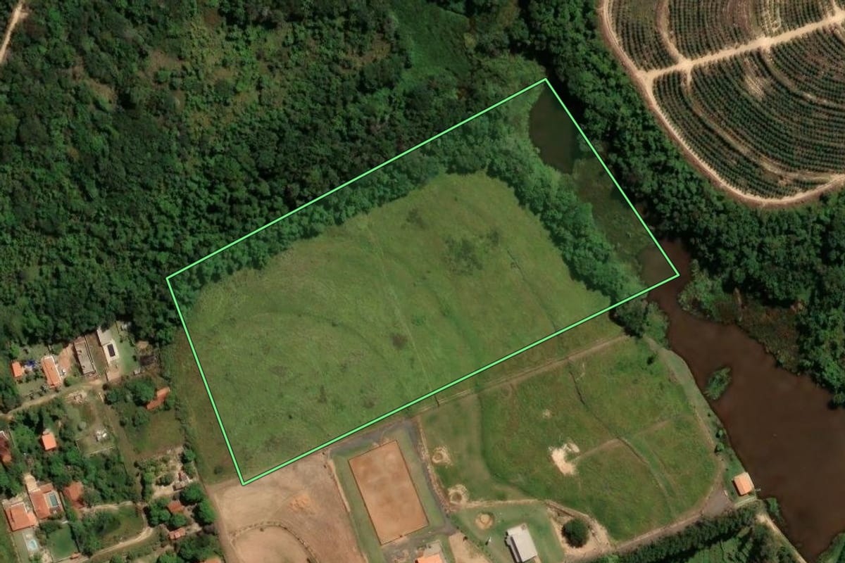 Imagem de satélite do imóvel rural em Artur Nogueira (SP), com o contorno declarado no CAR desenhado por cima.