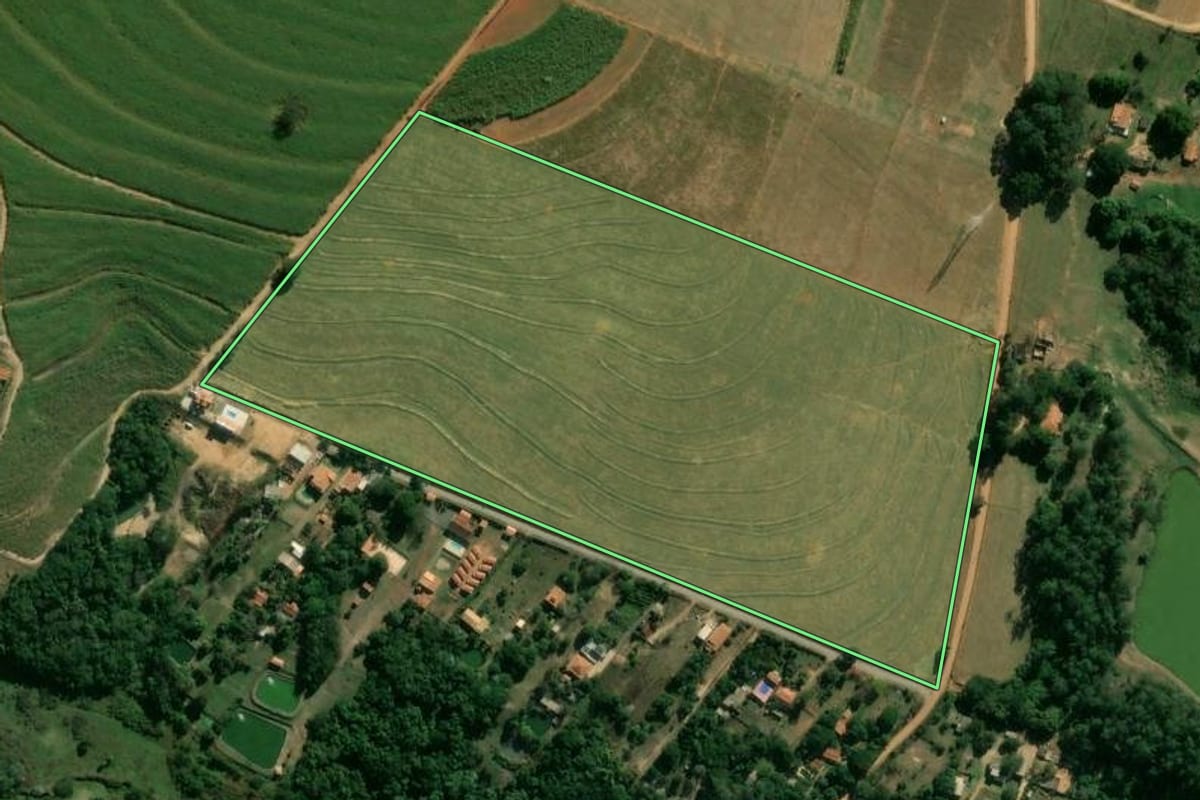 Imagem de satélite do imóvel rural em Artur Nogueira (SP), com o contorno declarado no CAR desenhado por cima.