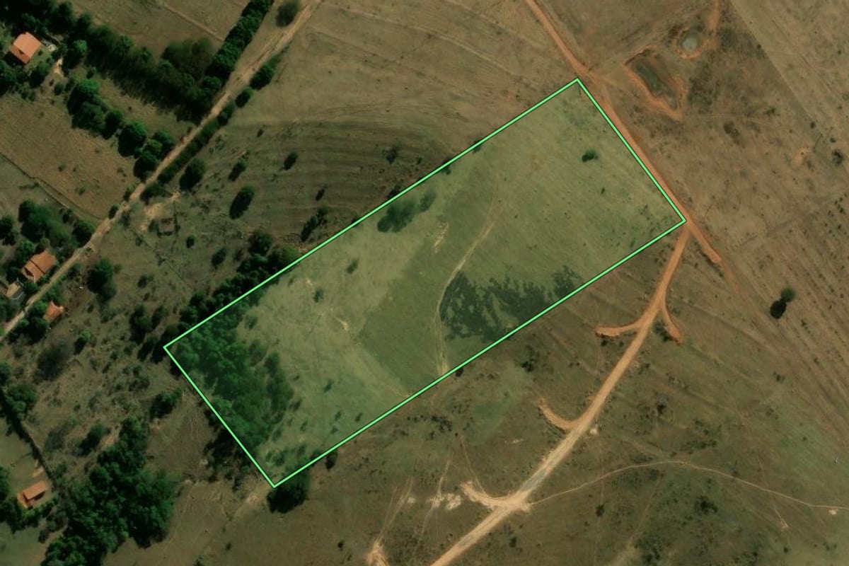 Imagem de satélite do imóvel rural em Artur Nogueira (SP), com o contorno declarado no CAR desenhado por cima.