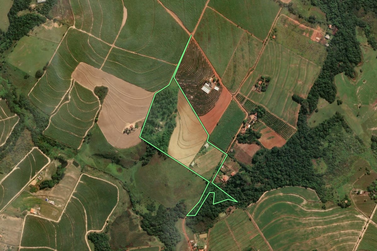 Imagem de satélite do imóvel rural em Artur Nogueira (SP), com o contorno declarado no CAR desenhado por cima.