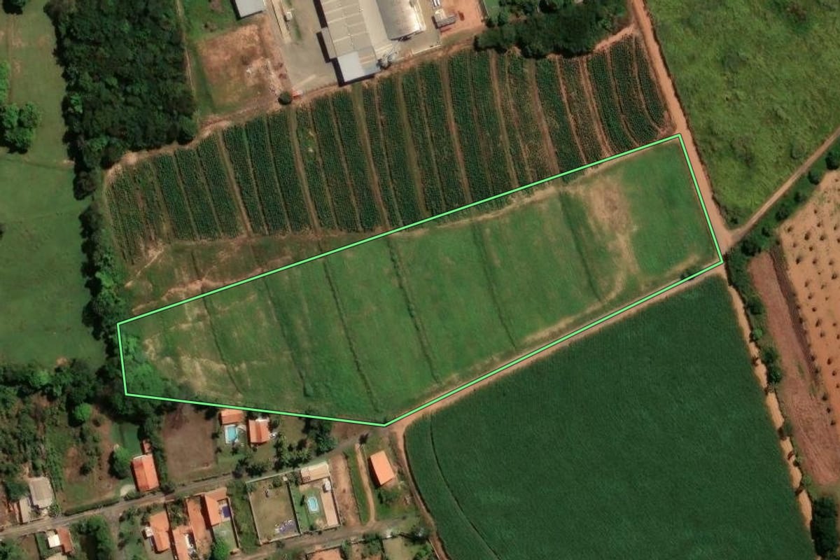 Imagem de satélite do imóvel rural em Artur Nogueira (SP), com o contorno declarado no CAR desenhado por cima.
